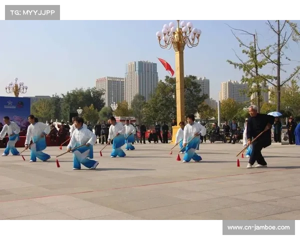 老年太极拳方队表演，彰显全民健身